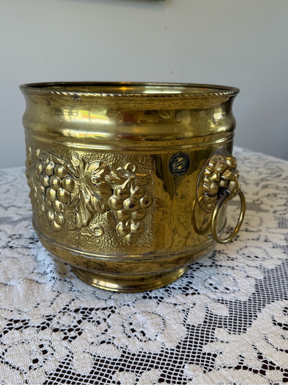 Antique Peerage Solid Brass Planter / Bucket with Grapevine Motif and Lionheads - Picture 4 of 7